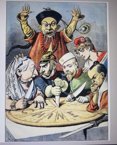 Historische Karikatur (Le Petit Journal, 1898): Herrscher der europäischen Großmächte, Russlands und Japans schneiden gemeinsam ein Stück Kuchen mit der Aufschrift 'CHINE' auf, während eine chinesische Figur im Hintergrund hilflos die Arme hebt