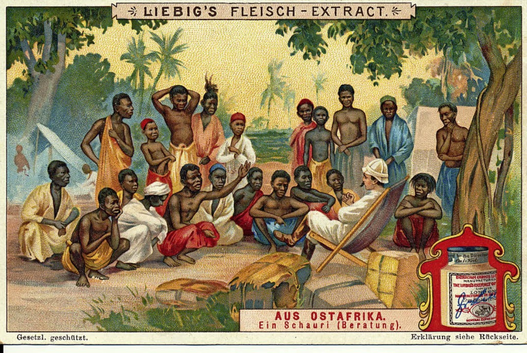 Historische Sammelkarte: ein europäischer Kolonialbeamter sitzt entspannt in einem Liegestuhl, umgeben von afrikanischen Menschen, die um ihn herum sitzen. Titel: Aus Ostafrika. Ein Schauri (Beratung)