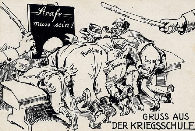Deutsche Propagandapostkarte 'Gruß aus der Kriegsschule': Die Entente-Staaten Russland, Frankreich, England, Belgien und Serbien werden als Schulbuben dargestellt, die vor einer Tafel mit der Aufschrift 'Strafe muss sein!' bestraft werden